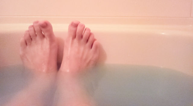 お風呂にゆっくり浸かっている写真